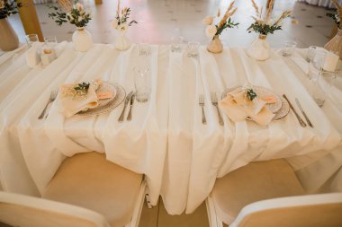 Restorandaki masada bir düğün dekoru.