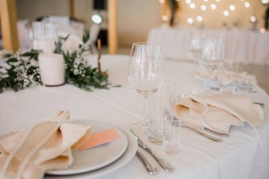 Restorandaki masada bir düğün dekoru.