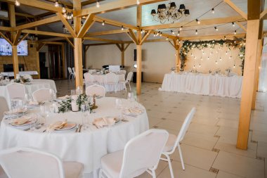 Restorandaki masada bir düğün dekoru.