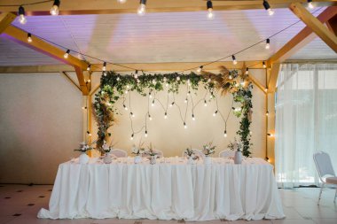 Restorandaki masada bir düğün dekoru.