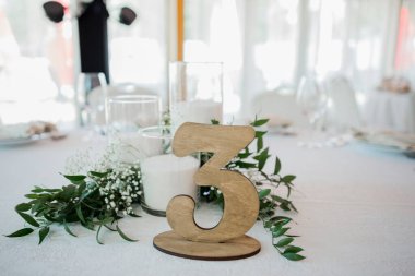 Restorandaki masada bir düğün dekoru.