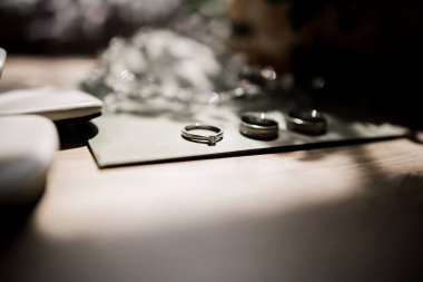 Düğün davetiyelerinde bir alyans.