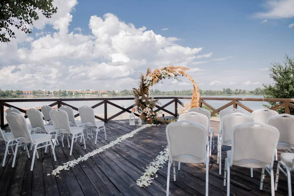 Hochzeit Runder Holzbogen Mit Blumen Auf Seebrücke — Stockfoto