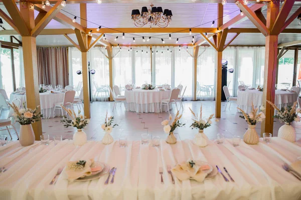Eine Hochzeitsdekoration Auf Dem Tisch Restaurant — Stockfoto