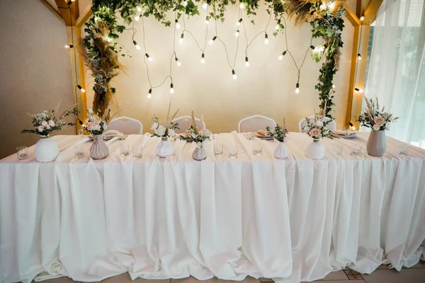 レストランのテーブルの上の結婚式の装飾 — ストック写真