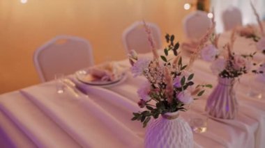 Restorandaki düğün masasının dekoru.