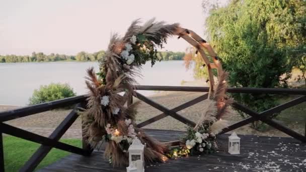 日落时分开着花的圆形婚礼拱门 — 图库视频影像