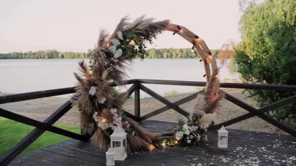 日落时分开着花的圆形婚礼拱门 — 图库视频影像