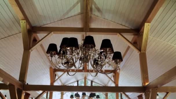 Große Schöne Kronleuchter Einem Restaurant Decke — Stockvideo