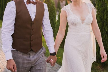 Parkta bir gelin ve damat.