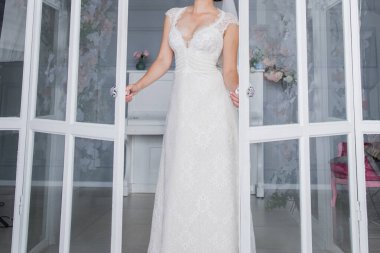 Gelin, güzel gelinlik içinde stüdyoda.