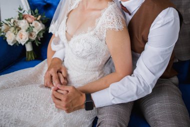 Damat ve gelin birlikte sandalyede otururlar.