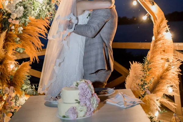 Een Bruid Bruidegom Buurt Bruiloft Boog Met Taart — Stockfoto