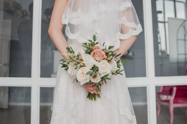 花束を持ったウェディングドレスの花嫁 — ストック写真