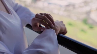 Alyansı kızın elinin altında.