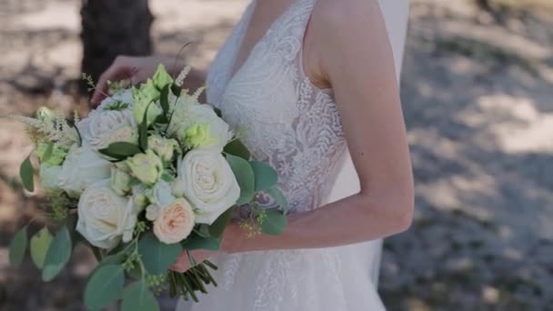 Noiva Vestido Noiva Segurando Buquê — Vídeo de Stock
