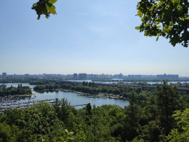 Şehrin yüksek bir yerinden güzel bir nehir.