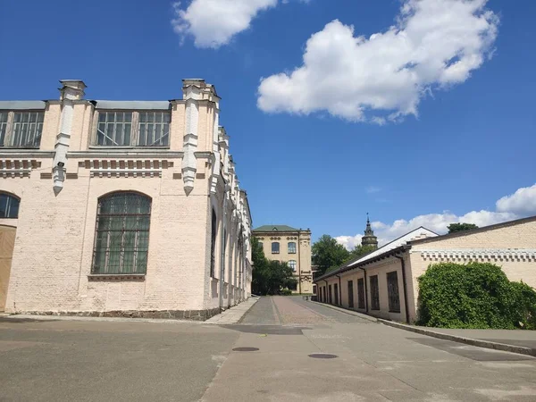 Starý Cihlový Hrad Mezi Zelenými Stromy Dne — Stock fotografie