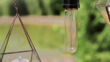 Düğün kemerinde ampulleri olan dekoratif fenerler.