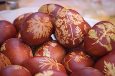 Masada yaprak desenli Paskalya yumurtaları