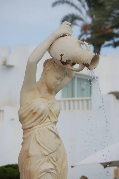 Eine Statue Eines Mädchens Mit Einem Krug Pool — Stockfoto