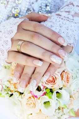 Nikah yüzüklü gelin ve damadın elleri