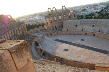 Afrika çölünde eski bir Arap binası.