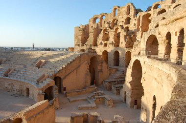 Afrika çölünde eski bir Arap binası.