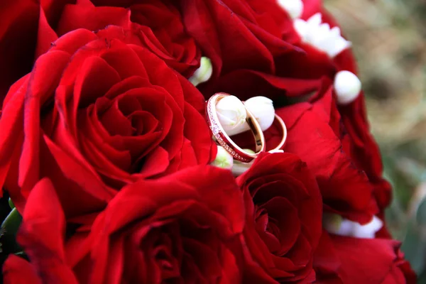 Anelli Oro Nuziale Con Bouquet Fiori Nuziali — Foto Stock