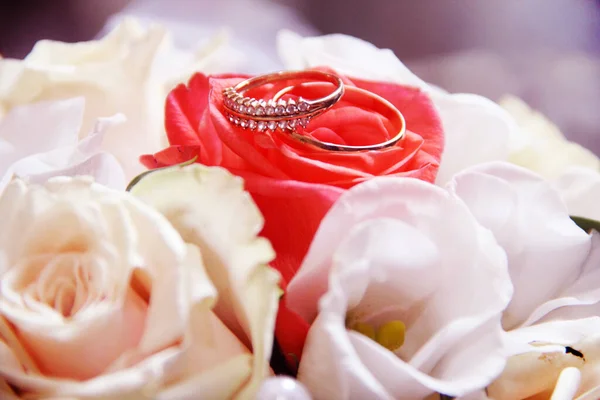 Wedding Gold Rings Bridal Flower Bouquet — Stock Photo, Image