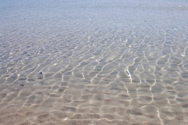 Ett Transparent Havsvatten Stranden Sommaren — Stockfoto