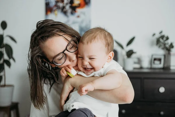 Μητέρα παίζει με το μωράκι της στο σπίτι lifestyle έννοια ματιά. Ουδέτερα λευκά ρούχα, ουδέτερα χρώματα φύλου — Φωτογραφία Αρχείου