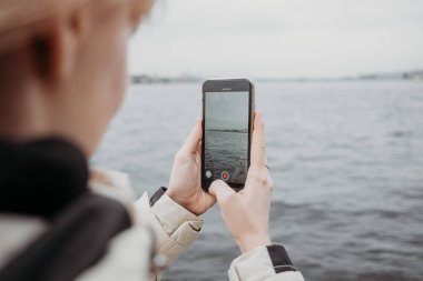 Akıllı telefonun kapanışı Sant-Petersburg 'daki güzel turistik manzaranın fotoğrafını çekiyor. 