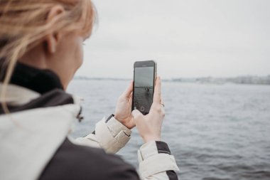 Akıllı telefonun kapanışı Sant-Petersburg 'daki güzel turistik manzaranın fotoğrafını çekiyor. 