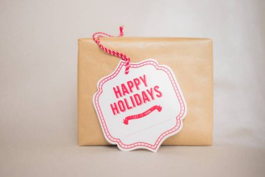 Tarafsız doğal arkaplan üzerine el işi kağıdında yeni yıl hediyesi. Kırsal alanda ışıklar var.