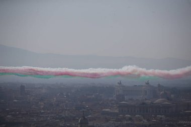 02.06.2018. Roma, İtalya: İtalyan Hava Kuvvetleri uçak, Frecce Tricolori, İmparatorluk Fora İtalyanca Cumhuriyet Bayramı kutlamaları sırasında Roma gökyüzü üzerinde uçmak.