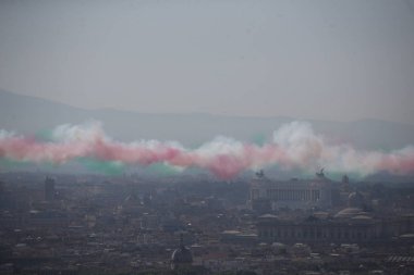 02.06.2018. Roma, İtalya: İtalyan Hava Kuvvetleri uçak, Frecce Tricolori, İmparatorluk Fora İtalyanca Cumhuriyet Bayramı kutlamaları sırasında Roma gökyüzü üzerinde uçmak.