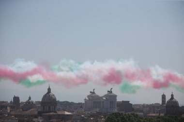 02.06.2018. Roma, İtalya: İtalyan Hava Kuvvetleri uçak, Frecce Tricolori, İmparatorluk Fora İtalyanca Cumhuriyet Bayramı kutlamaları sırasında Roma gökyüzü üzerinde uçmak.