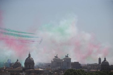 02.06.2018. Roma, İtalya: İtalyan Hava Kuvvetleri uçak, Frecce Tricolori, İmparatorluk Fora İtalyanca Cumhuriyet Bayramı kutlamaları sırasında Roma gökyüzü üzerinde uçmak.