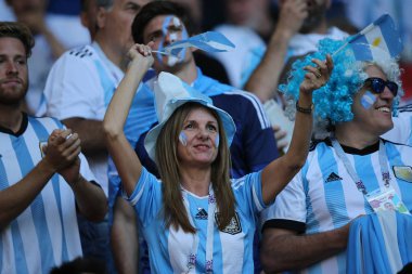 16.06.2018. Moskova, Rusya: Arjantin ve İzlandaca hayranları arasında Arjantin v İzlanda Moscow Spartak stadyumu FIFA Dünya Kupası Rusya 2018, D grubu, futbol maçı maçtan önce standları renk.