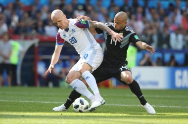 16.06.2018. Moskova, Rusça: Hallfredsson ve Mascherano FIFA Dünya Kupası Rusya 2018, D grubu, maç sırasında eylem futbol maçı arasında Arjantin v İzlanda Moscow Spartak stadyumu.