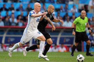 16.06.2018. Moskova, Rusça: Hallfredsson ve Mascherano FIFA Dünya Kupası Rusya 2018, D grubu, maç sırasında eylem futbol maçı arasında Arjantin v İzlanda Moscow Spartak stadyumu.