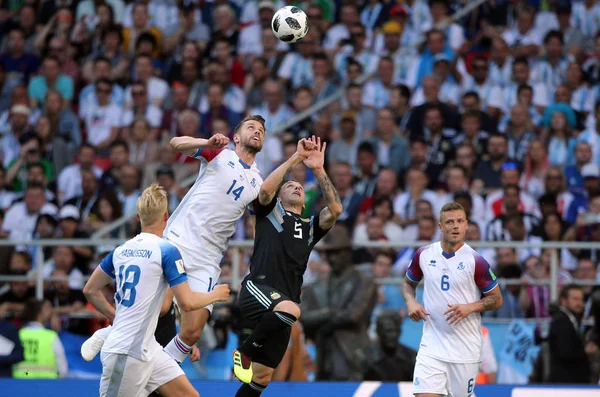16.06.2018. Moskova, Rusça: Arnason ve Biglia FIFA Dünya Kupası Rusya 2018, D grubu, maç sırasında eylem futbol maçı arasında Arjantin v İzlanda Moscow Spartak stadyumu.