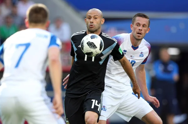 16.06.2018. Moskova, Rusya: Mascherano ve Sigrudsson FIFA Dünya Kupası Rusya 2018, D grubu, maç sırasında eylem futbol maçı arasında Arjantin v İzlanda Moscow Spartak stadyumu.