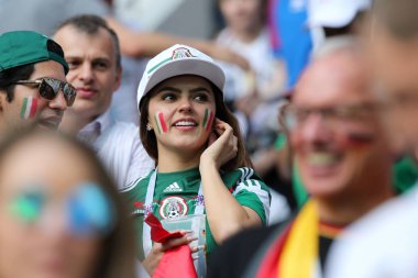 17.06.2018. Moskova, Rusya: Alman ve Meksika hayranları FIFA Dünya Kupası Rusya 2018, F Grubu, futbolda tribünlerde Almanya v Meksika Moskova'da Lujniki Stadyumu arasında eşleme.