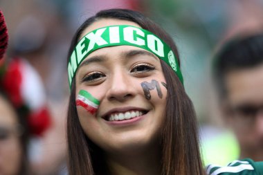 17.06.2018. Moskova, Rusya: Alman ve Meksika hayranları FIFA Dünya Kupası Rusya 2018, F Grubu, futbolda tribünlerde Almanya v Meksika Moskova'da Lujniki Stadyumu arasında eşleme.