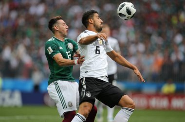 17.06.2018. Moskova, Rusya: Almanya v Meksika Moskova'da Lujniki Stadyumu arasında Moreno ve Khedira eylem sırasında futbol FIFA Dünya Kupası Rusya 2018, F grubu eşleme.