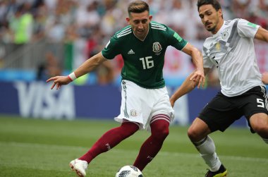 17.06.2018. Moskova, Rusya: Almanya v Meksika Moskova'da Lujniki Stadyumu arasında Herrera ve Hummel eylem sırasında futbol FIFA Dünya Kupası Rusya 2018, F grubu eşleme.