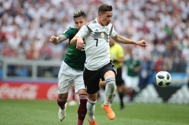 17.06.2018. Moskova, Rusya: Almanya v Meksika Moskova'da Lujniki Stadyumu arasında Salcedo ve Draxler eylem sırasında futbol FIFA Dünya Kupası Rusya 2018, F grubu eşleme.