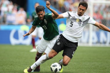 17.06.2018. Moskova, Rusya: Almanya v Meksika Moskova'da Lujniki Stadyumu arasında Vela ve Khedira eylem sırasında futbol FIFA Dünya Kupası Rusya 2018, F grubu eşleme.